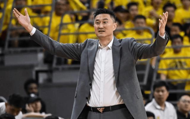 球队外援公开庆生照片,CBA球场气氛喜庆 球队外援公开庆生照片,CBA球场气氛喜庆