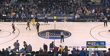 重磅篮球赛事中一幕令人瞩目的表演 重磅篮球赛事中一幕令人瞩目的表演