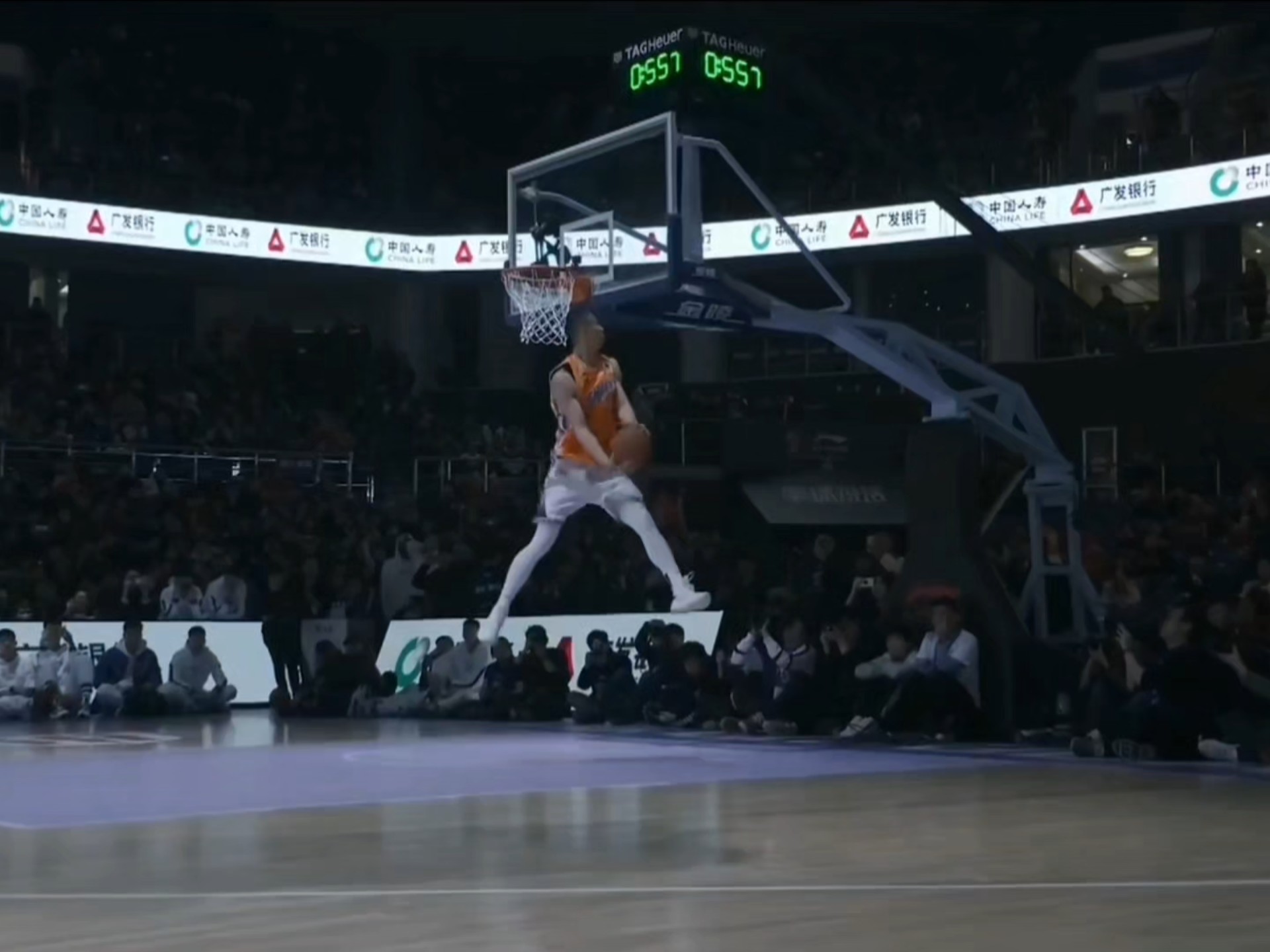 重磅篮球赛事中一幕令人瞩目的表演 重磅篮球赛事中一幕令人瞩目的表演