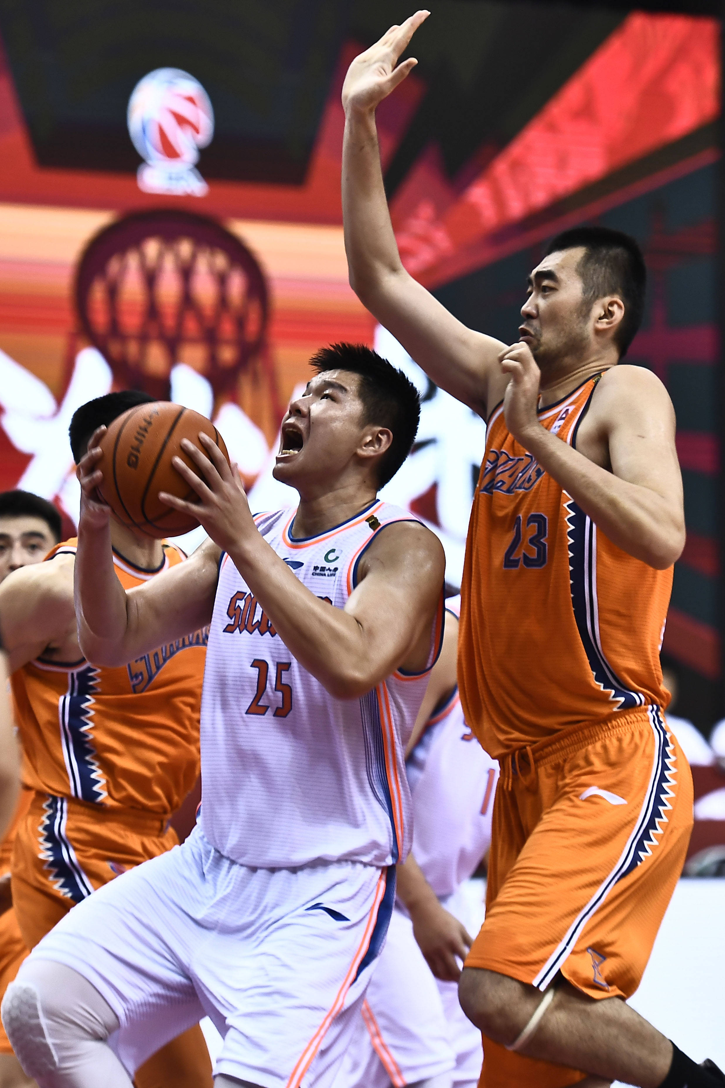 上海男篮在主场全面击败对手 上海男篮在主场全面击败对手