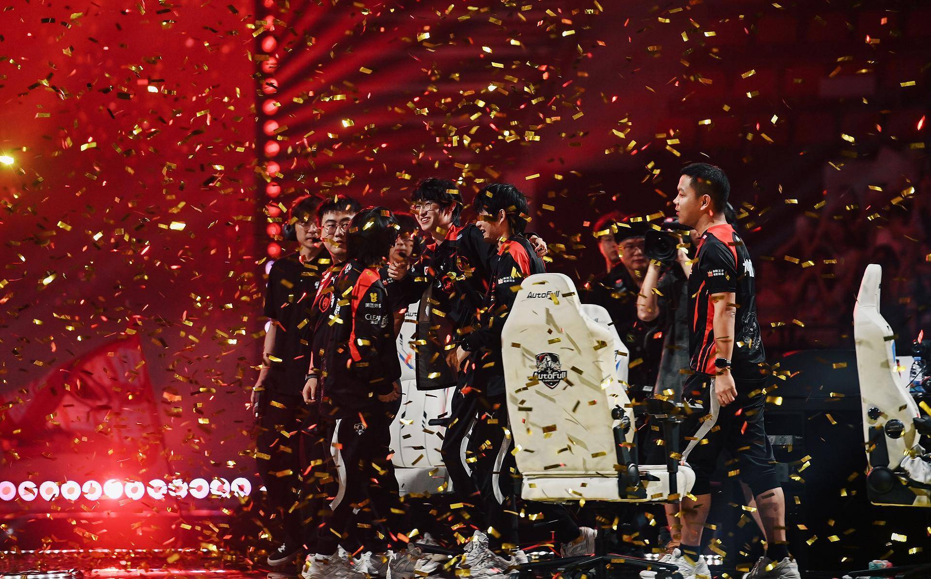 欧洲篮球联赛小组赛结束，冠军候选队伍逐渐显露的简单介绍