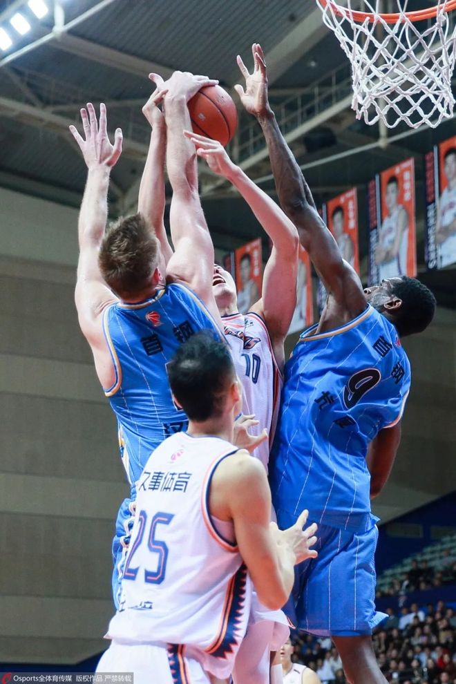 天津队逆转取胜,展现出不屈精神 天津队逆转取胜,展现出不屈精神