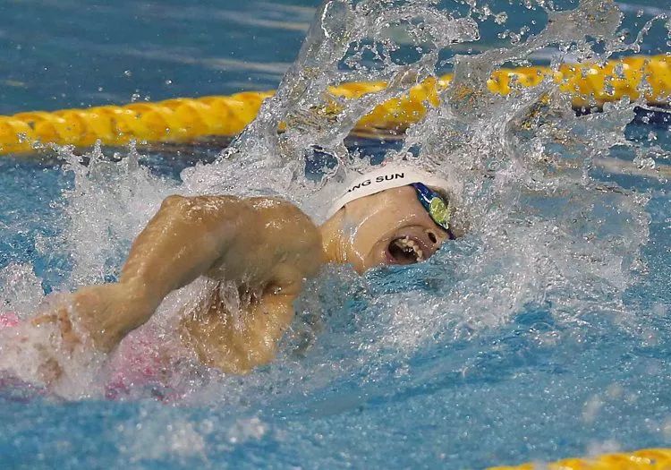 游泳球员突破自我，表现堪称完美的简单介绍